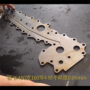 汽車連接零配件異形工件整平機-長480寬160厚4，矯平精度6絲-鋼板壓平機